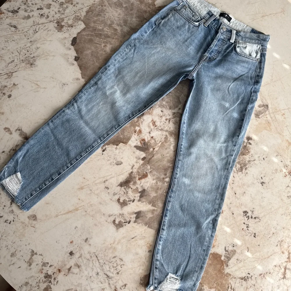 EUC 7 for All Mankind Light Wash Women's Skinny Jeans with Subtle Distress - Picture 4 of 9